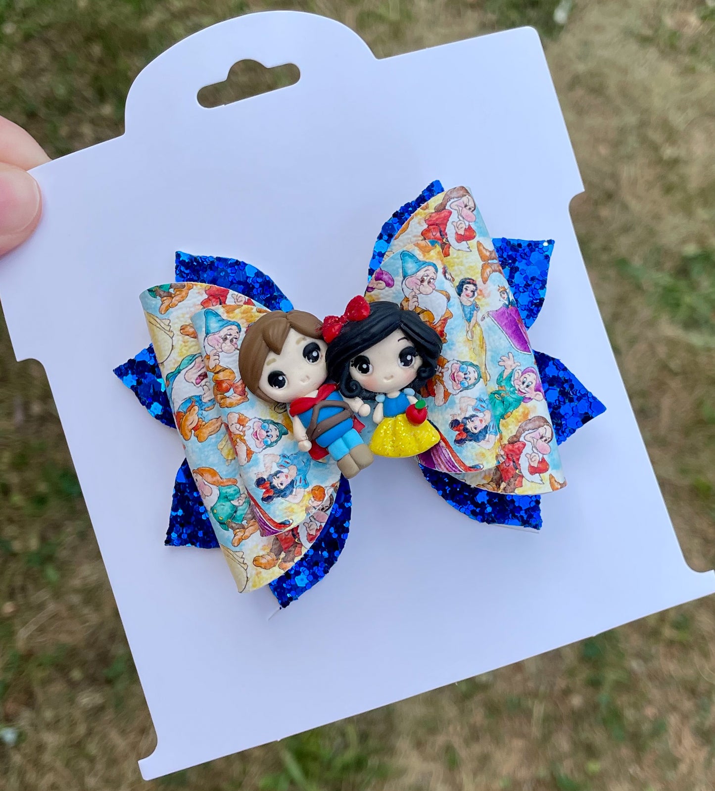 Snow White Couple Clay Bow