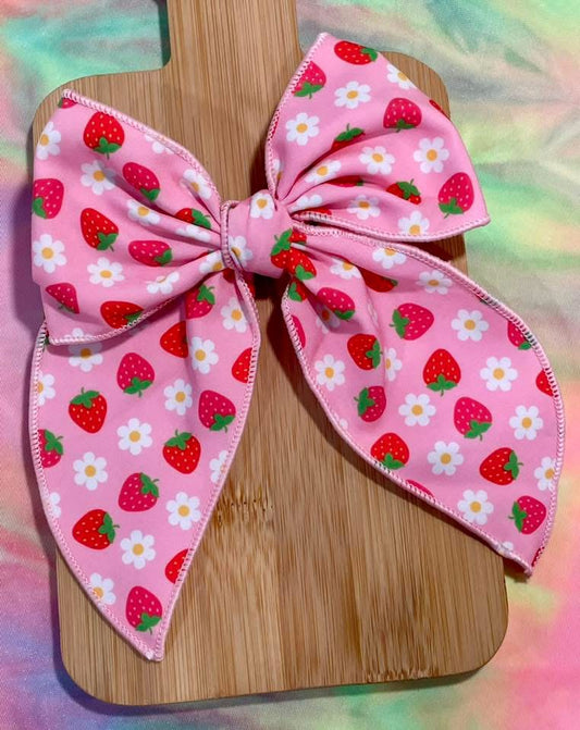 Strawberries & Daisies 5.5in Serged