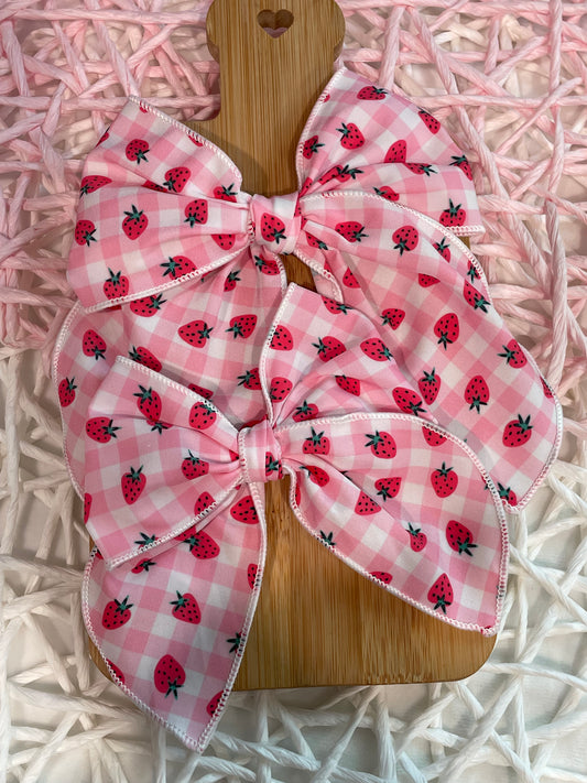 Plaid Strawberries 5.5in Serged